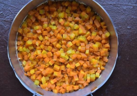 Салат «Красная шапочка» с гранатом и грецким орехом с курицей и сыром