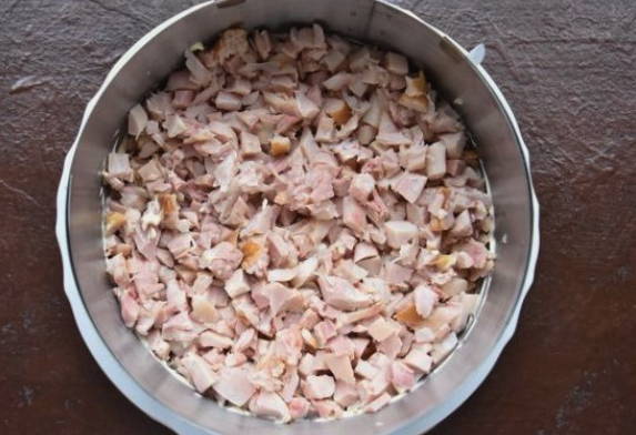 Салат «Красная шапочка» с гранатом и грецким орехом с курицей и сыром
