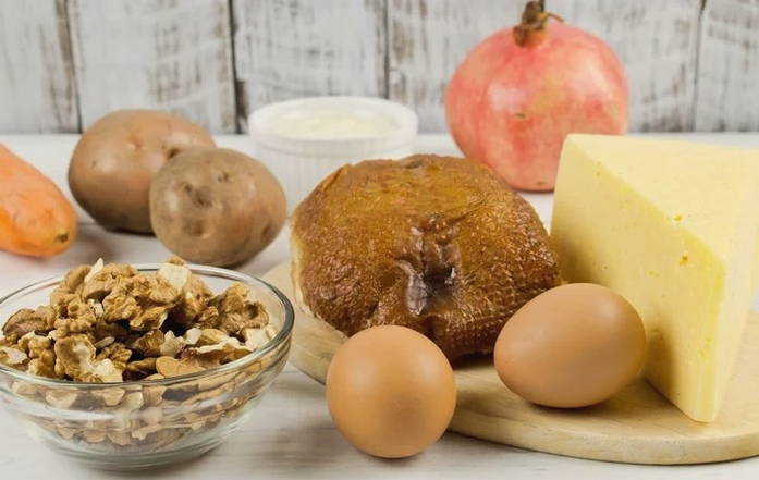 Салат «Красная шапочка» с гранатом, грецким орехом с курицей Салат «Красная шапочка» с гранатом, грецким орехом с курицей