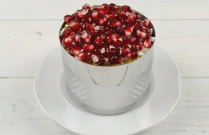 Салат «Красная шапочка» с гранатом, грецким орехом с курицей Салат «Красная шапочка» с гранатом, грецким орехом с курицей