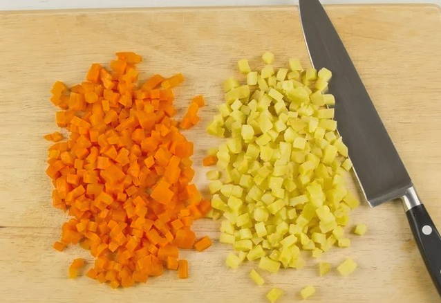Салат «Красная шапочка» с гранатом, грецким орехом с курицей Салат «Красная шапочка» с гранатом, грецким орехом с курицей