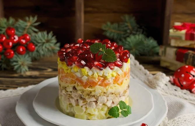 Салат «Красная шапочка» с гранатом, грецким орехом с курицей Салат «Красная шапочка» с гранатом, грецким орехом с курицей