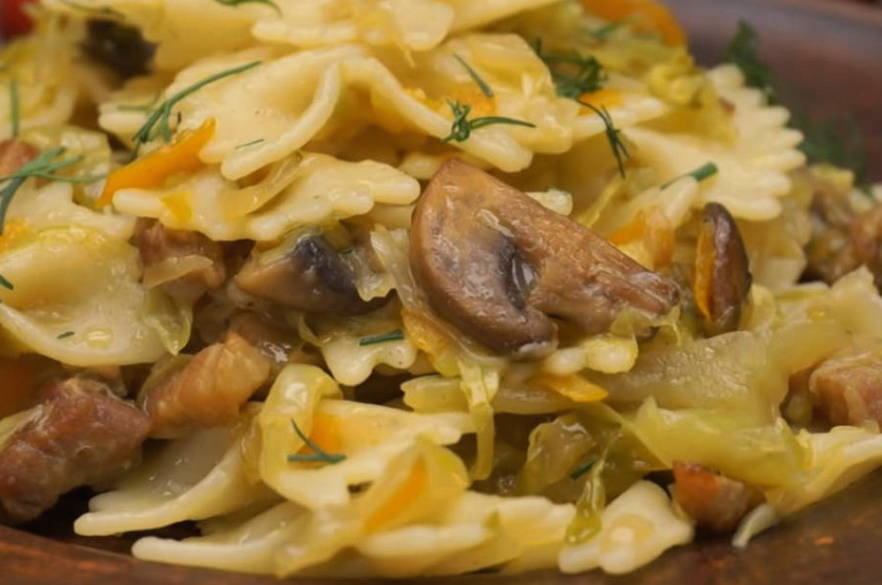 Макароны с капустой на сковороде