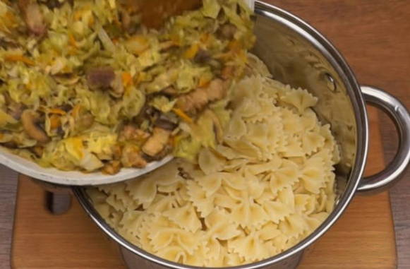 Макароны с капустой на сковороде