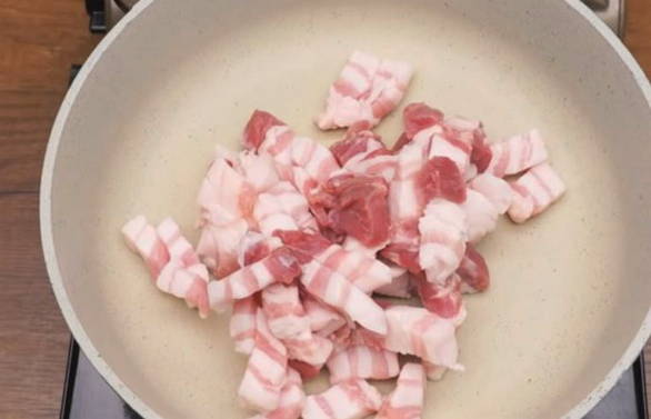 Макароны с капустой на сковороде