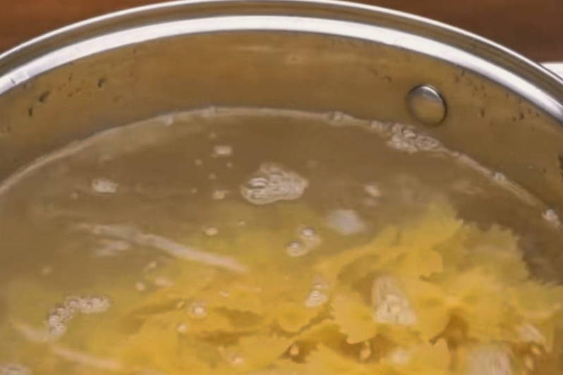 Макароны с капустой на сковороде