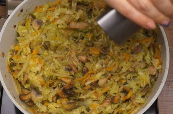 Макароны с капустой на сковороде