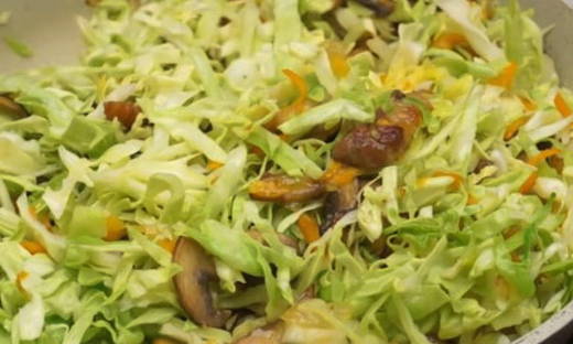 Макароны с капустой на сковороде