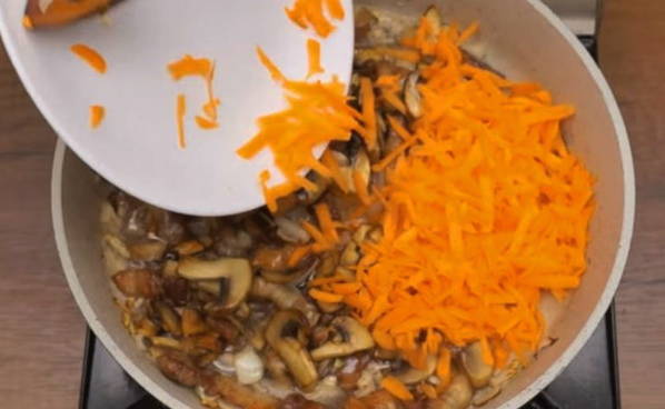Макароны с капустой на сковороде