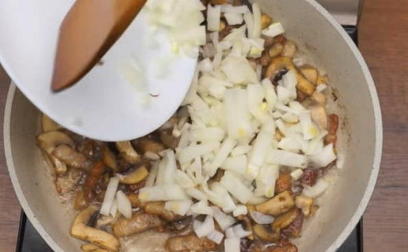 Макароны с капустой на сковороде