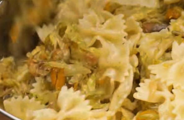 Макароны с капустой на сковороде