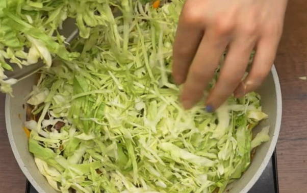 Макароны с капустой на сковороде
