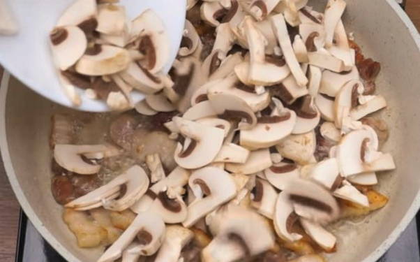 Макароны с капустой на сковороде