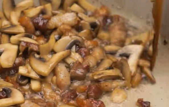 Макароны с капустой на сковороде