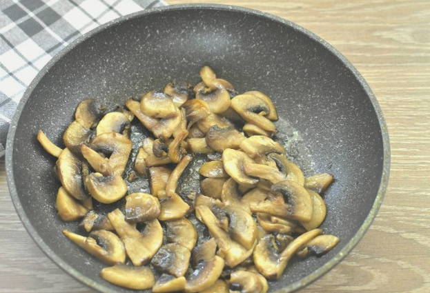 Макароны с шампиньонами на сковороде