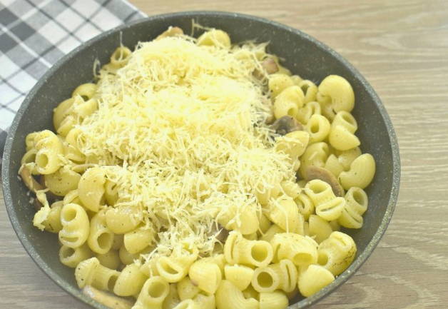 Макароны с шампиньонами на сковороде