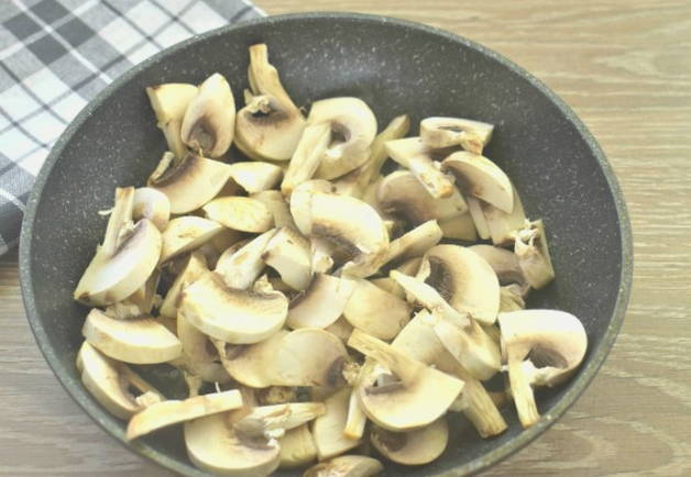 Макароны с шампиньонами на сковороде