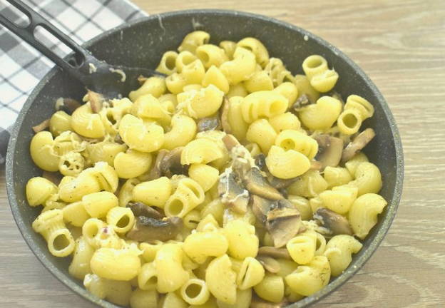 Макароны с шампиньонами на сковороде