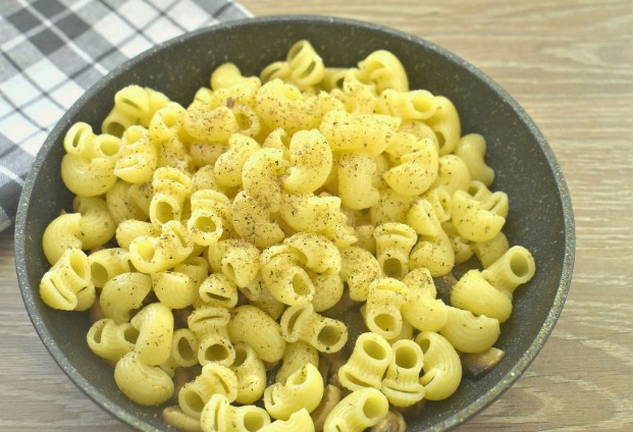Макароны с шампиньонами на сковороде