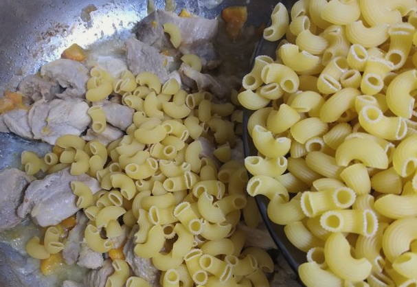 Макароны с индейкой на сковороде