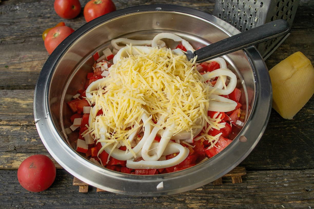 Салат «Красное море» с кальмарами, помидорами и болгарским перцем