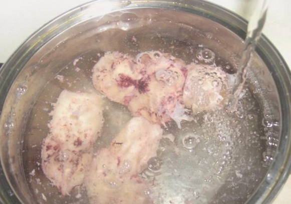 Салат «Красное море» с кальмарами и помидорами
