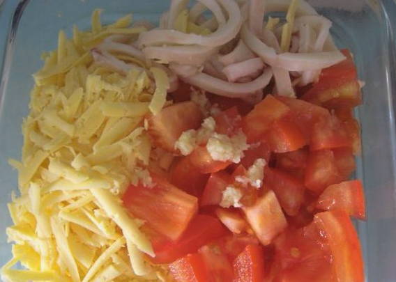 Салат «Красное море» с кальмарами и помидорами