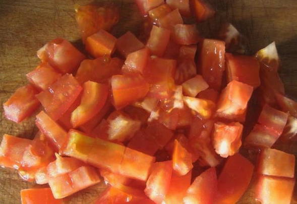 Салат «Красное море» с кальмарами и помидорами