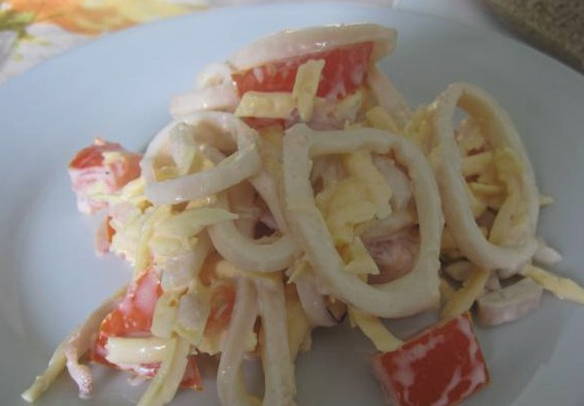 Салат «Красное море» с кальмарами и помидорами