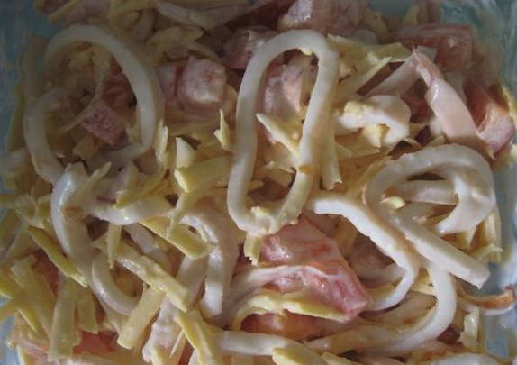 Салат «Красное море» с кальмарами и помидорами