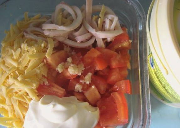Салат «Красное море» с кальмарами и помидорами
