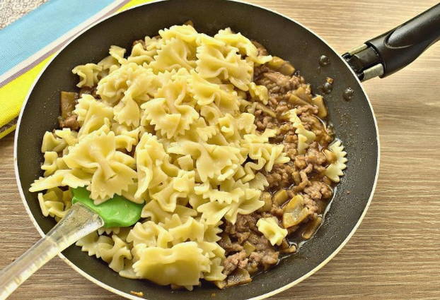 Макароны с фаршем и грибами на сковороде