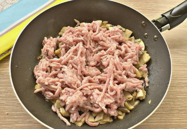 Макароны с фаршем и грибами на сковороде