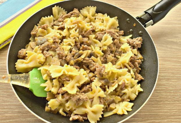 Макароны с фаршем и грибами на сковороде