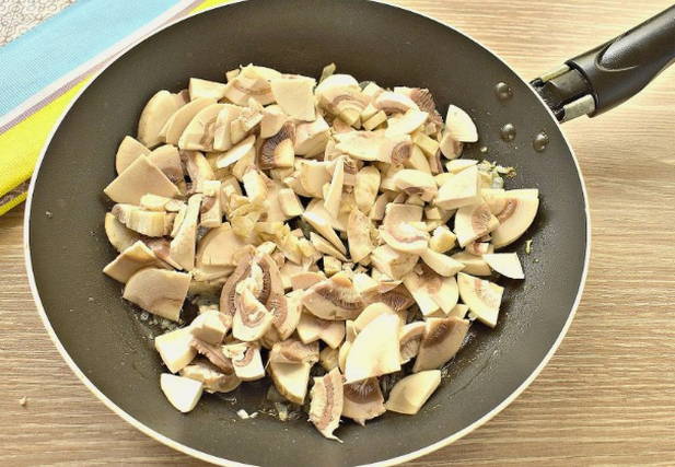 Макароны с фаршем и грибами на сковороде