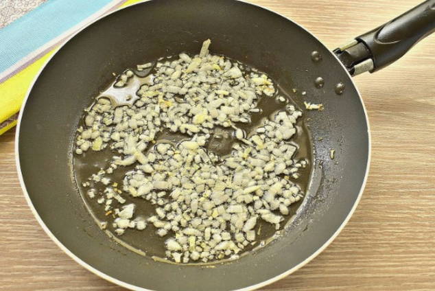 Макароны с фаршем и грибами на сковороде