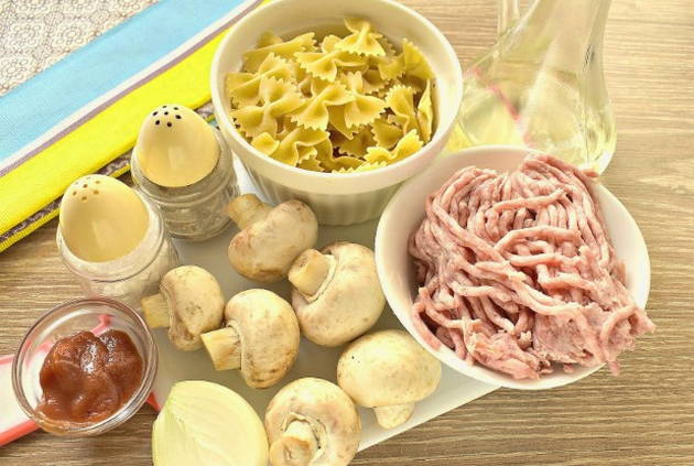Макароны с фаршем и грибами на сковороде