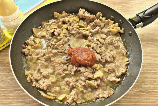Макароны с фаршем и грибами на сковороде