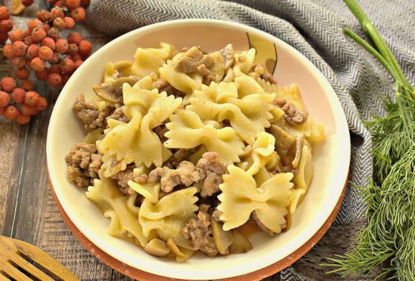 Макароны с фаршем и грибами на сковороде