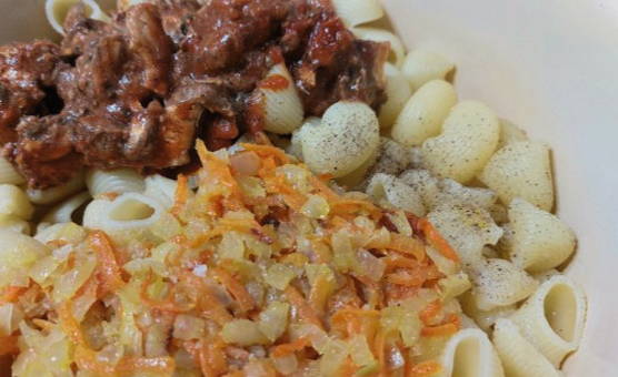 Макароны с килькой в томатном соусе