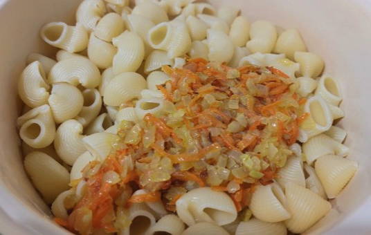 Макароны с килькой в томатном соусе
