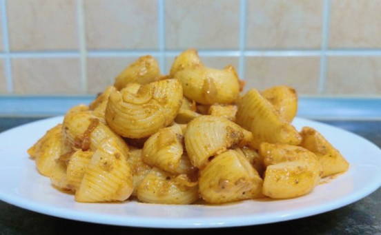 Макароны с килькой в томатном соусе