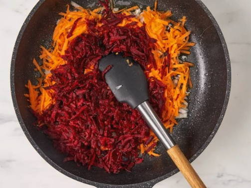 Борщ из свежей капусты и свеклы со свининой