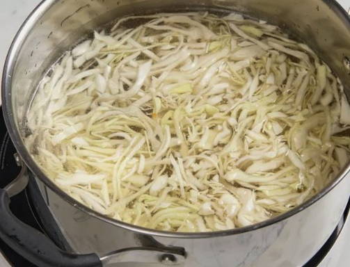 Борщ из свежей капусты и свеклы со свининой