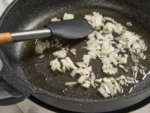 Борщ из свежей капусты и свеклы со свининой