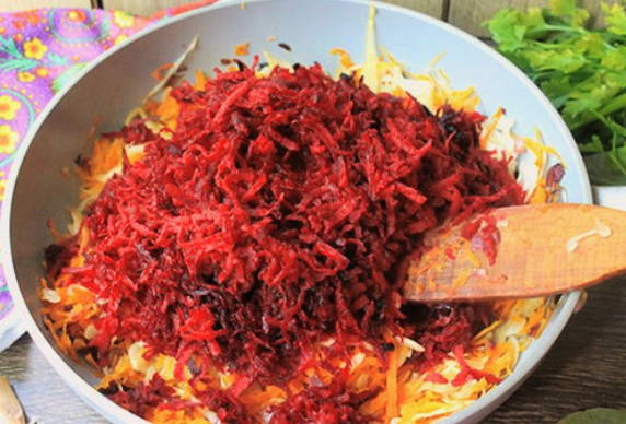 Борщ с кислой капустой и свеклой