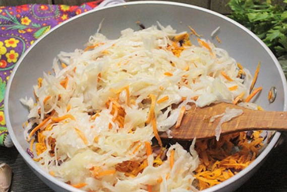 Борщ с кислой капустой и свеклой