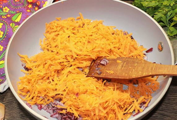 Борщ с кислой капустой и свеклой