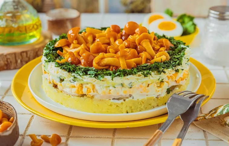 Салат «Лесная поляна» с опятами и куриной грудкой