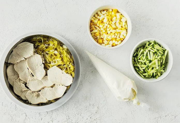 Салат «Лесная поляна» с опятами и куриной грудкой